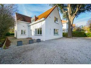 Superbe villa rénovée à usage de bureaux avec vaste parking