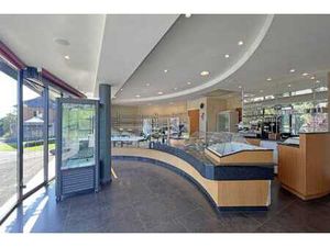 Surface commerciale de 336 m² avec garages