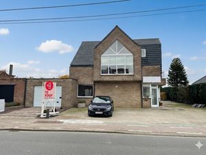 Gelijkvloers handelsruimte of kantoor met woning en tuin