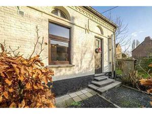 Jolie maison 3 façades située au centre du village.