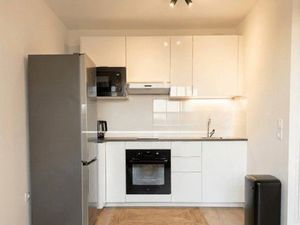 Grand studio meublé 34m2 balcon parking métro Coteaux