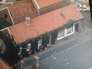 Maison au coeur du village avec cour jardin dépendances.garage double