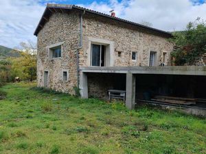 Magnifique bâtisse en pierres d'environ 200 m² sur 8 Hectares