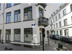 Magnifique bureau au rez- place jeu de Ball