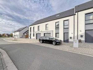 MAISON 4 CHAMBRES - 2 SALLES DE BAINS - GARAGE ET JARDIN