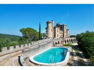 Proche  entre Cit Ducale et Palais des Papes