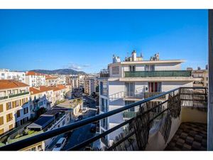 A vendre  Nice bas Parc Impérial 2p avec terrasse en étage élevé