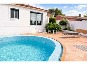 Maison de 125m² avec studio indépendant et piscine.