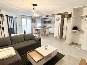 À louer  superbe T2 entièrement refait à neuf  situé au dernier étage avec garage et balco