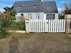 Maison de plain pieds dans le bourg et à 3 kms de la voie rapide N 24