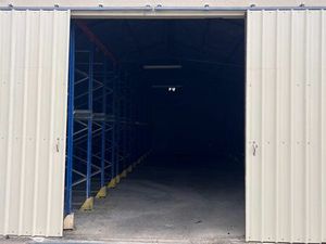 Entrepôt de stockage avec rack