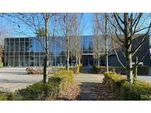 Bureau prêt à l'emploi à distance de marche de la gare de S