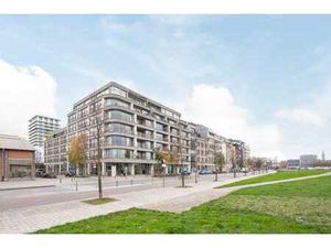 EILANDJE. Espace commercial près du musée Red Star Line.