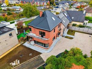 Te huur  karaktervolle woning met 2 slaapkamers en 2 gara...