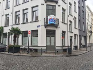 Magnifique Rez de chaussée commercial - place jeu de balle