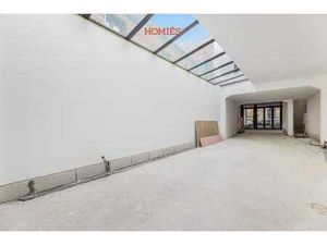 Ruime handelsruimte met veel lichtinval en stadstuintje