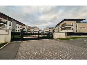 Location stationnement  10 m² T- à Pontault-Combault  64 €