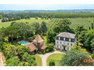 Maison de Maître de 360m2 et un Pigeonnier 138 m² Piscine sur un Terrain de 1.7ha