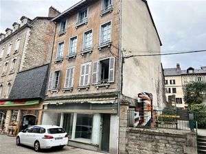 Bel appartement avec local commercial et deux garages