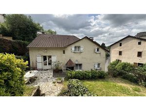 MAISON AVEC JARDIN TERRASSE ET GARAGES