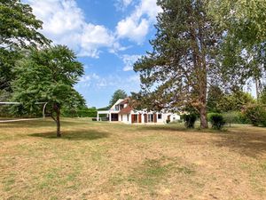 Une spacieuse villa avec piscine  située dans un magnifique