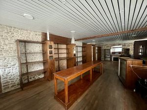 LOCAL COMMERCIAL EN PLEIN CENTRE VILLE D'EGLETONS