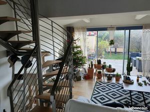 F2 APPARTEMENT DUPLEX AVEC JARDIN GRANDE CAVE sans voisin dessus. CALME