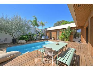 Élégante Maison de Plain-Pied en Bois avec Piscine et Jardin Verdoyant à la Tour Magne