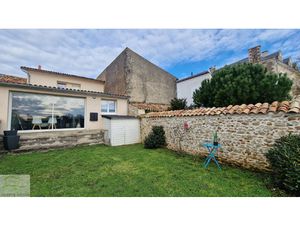 Charmante maison de bourg avec jardin et garage à Lusignan -