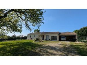 Maison traditionnelle de plain pied. 3 chambres  terrain clos  piscine