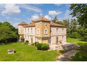 Elégant château du XIIIème siècle sur 4 5 hectares de parc et de prairie