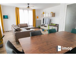 Maison avec extérieur divisée en 3 appartements