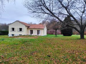 Maison sur sous-sol avec grand terrain