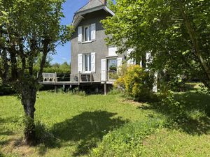 MAISON FAMILIALE DANS SON ECRIN DE VERDURE