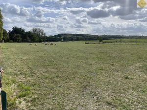 Terrain à bâtir de 1 878 m² au calme à COUSSAY LES BOIS