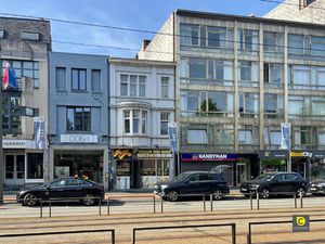 Opbrengsteigendom met 2 app en handelsruimte