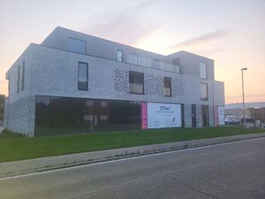 Kantoor of handelsgelijkvloers (374m²) in het centrum van Ham