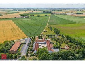 Unieke hoeve met uitbatingsmogelijkheden op de grens met Frankrijk