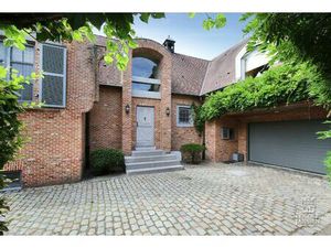 Luxueus afgewerkt landhuis met vijf slaapkamers en dubbele inpandige garage gelegen op een