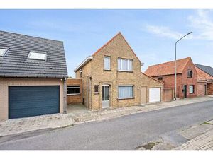 Op te frissen woning met 3 slaapkamers  garage en tuin.