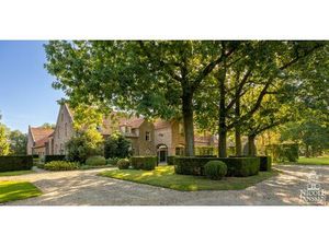 Prachtige vierkantshoeve omringd door weilanden en prachtige tuin