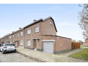 Roeselare : Op te frissen hoekwoning met gezellige tuin voorzien van 3 slaapkamers en veel
