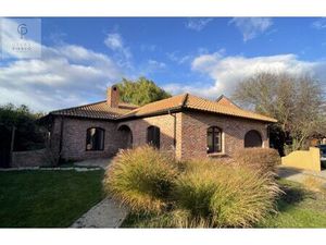 Ruime bungalow met drie slaapkamers en inpandige garage op een perceel van 10a37ca.