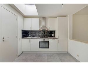 SCHELLEBELLE - Totaal gerenoveerde instapklare rijwoning! INVESTERING!