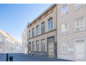 Te renoveren herenwoning met 5 tot 7 slpk en groot magazijn