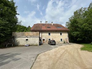 Plateau à aménager de 85m² avec 2 stationnements  jardin et cave.