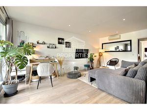 LE LAVANDOU - CENTRE VILLE - T3 RENOVE DE 66 M² - TERRASSE - PARKING PRIVATIF