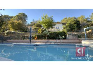 À vendre à Sainte-Anastasie-sur-Issole - Villa de plain-pied de type 4 avec dépendance  ty