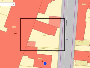 Perceel (bouw)grond met garages