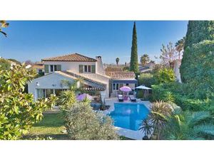 Villa de standing rénovée  nichée dans un écrin de verdure